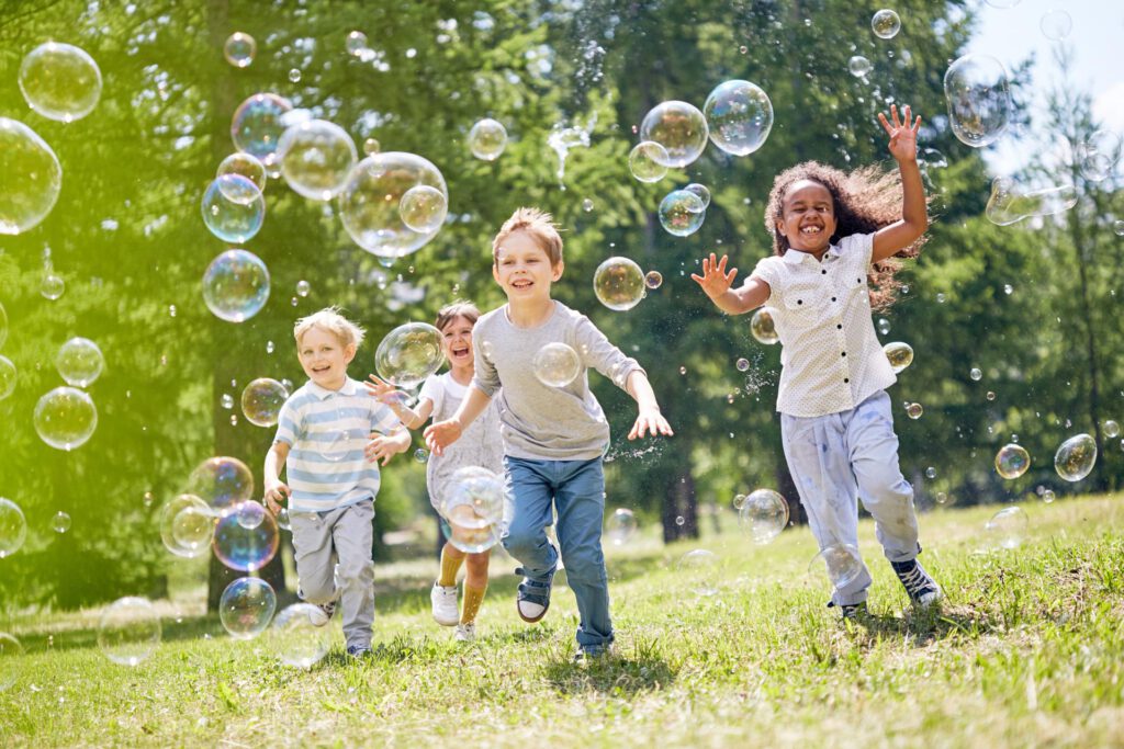 Kinder und Seifenblasen